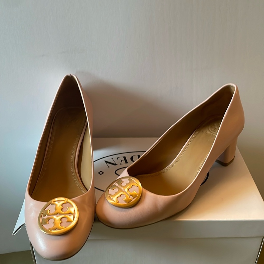 USED- TORY BURCH Size 8 BENTON
Shell Pink Logo Heels Pumps Shoes